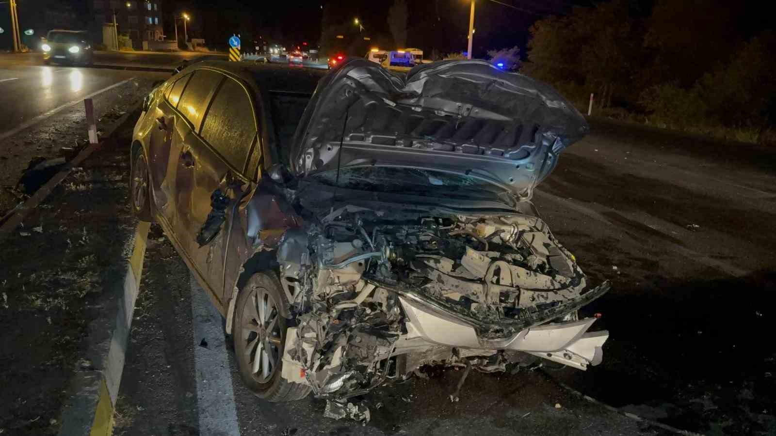 Otomobillerin çarpıştığı kazada 1 kişi öldü, 2 kişi yaralandı