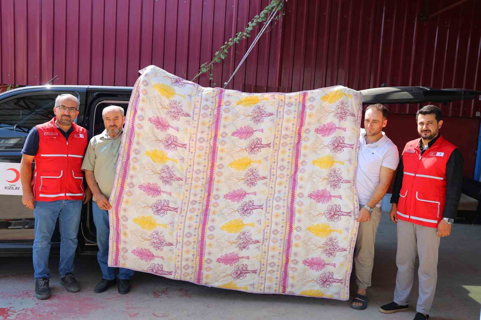Deprem şehri Kahramanmaraş’ta esnaf,  bin adet yorgan bağışı yaptı