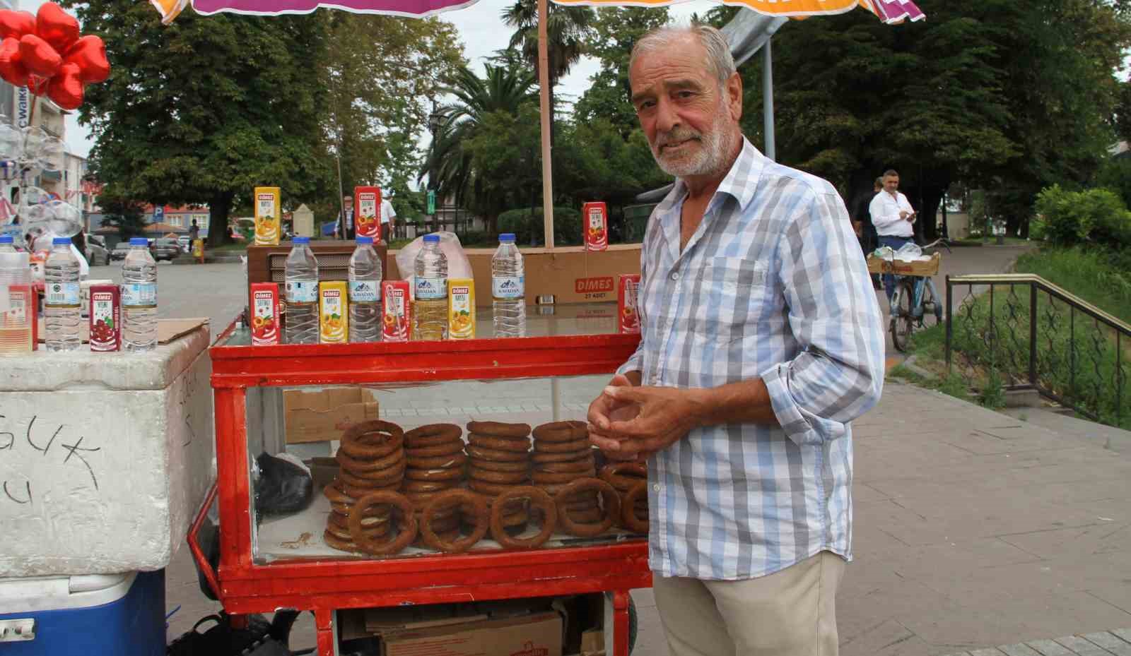 Nefesi türkülere yetmedi, Tarihi Köprü’de simit satıyor
