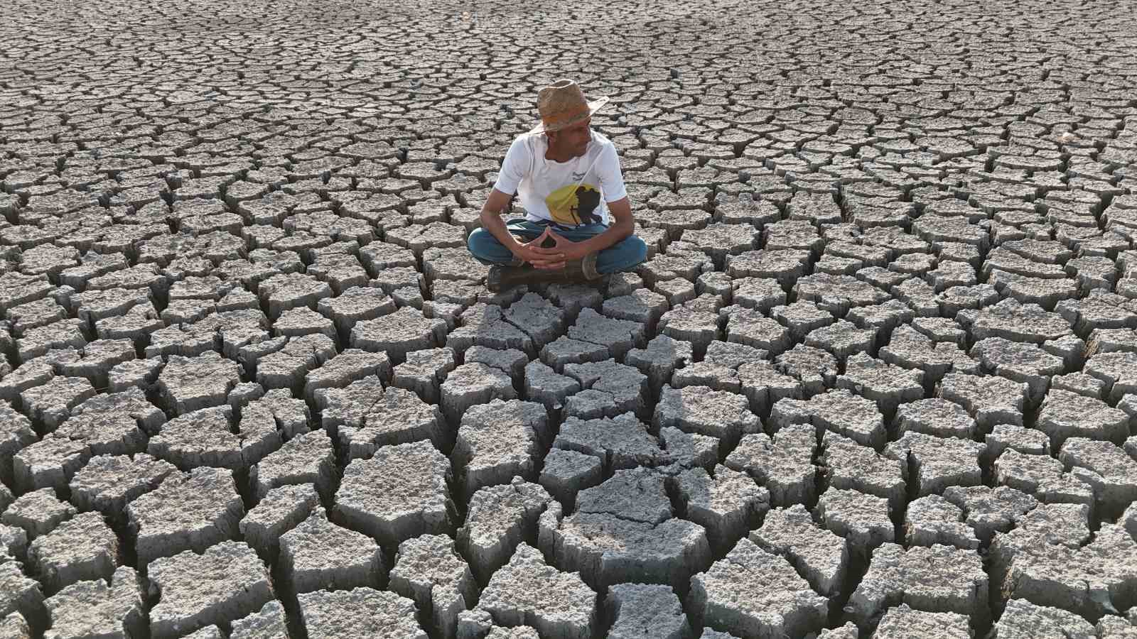 Beyşehir Gölü’nde sular çekilince adalara motorla ve yürüyerek yolculuk başladı