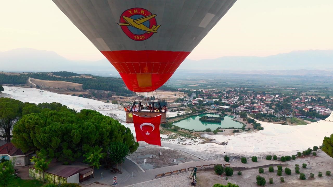 Şehit aileleri Zafer Bayramı coşkusunu Türk bayraklarıyla gökyüzünde yaşadı