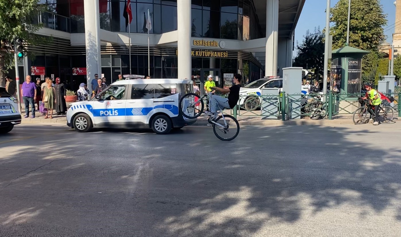 Zafer Bayramı kutlamalarında polisin gözü önünde bisikletiyle tek teker kaldırdı