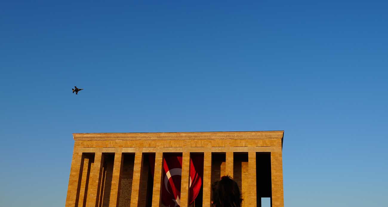 SOLOTÜRK’ten Anıtkabir’de gösteri uçuşu