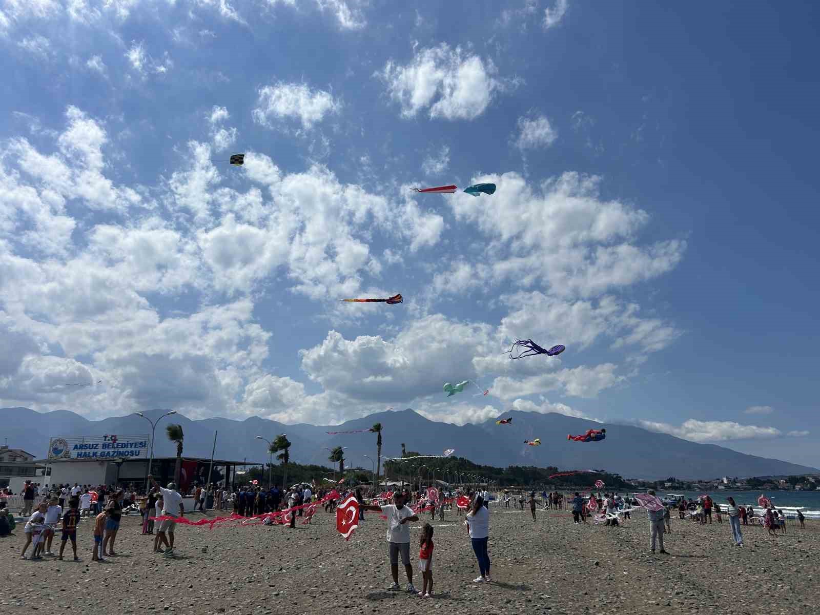 Hatay’da gökyüzü rengarenk uçurtmalarla renklendi