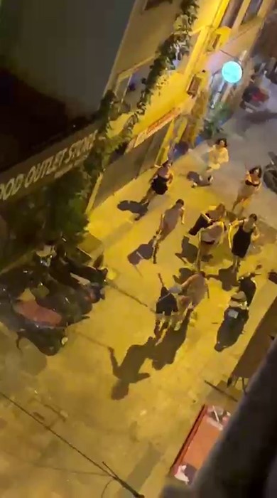 Taksim’de bir kişi 8 transın saldırısına uğradı: O anlar kamerada