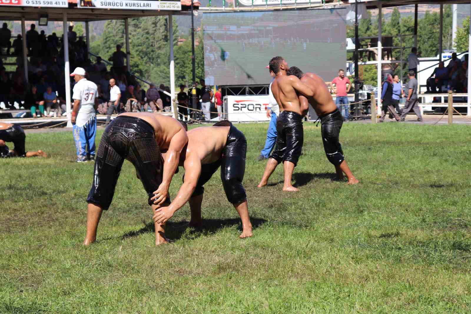700 pehlivan Beyağaç Hüseyin Çokal Güreşleri’nde er meydanının tozunu attırdı