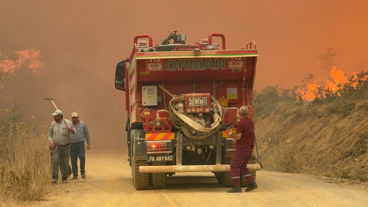 Karabük’teki orman yangını rüzgarın etkisiyle büyüyor