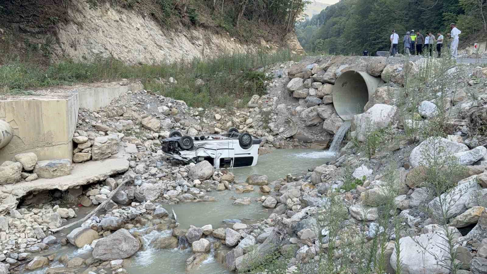 Piknikten dönen ailenin aracı dereye uçtu: 6 yaralı