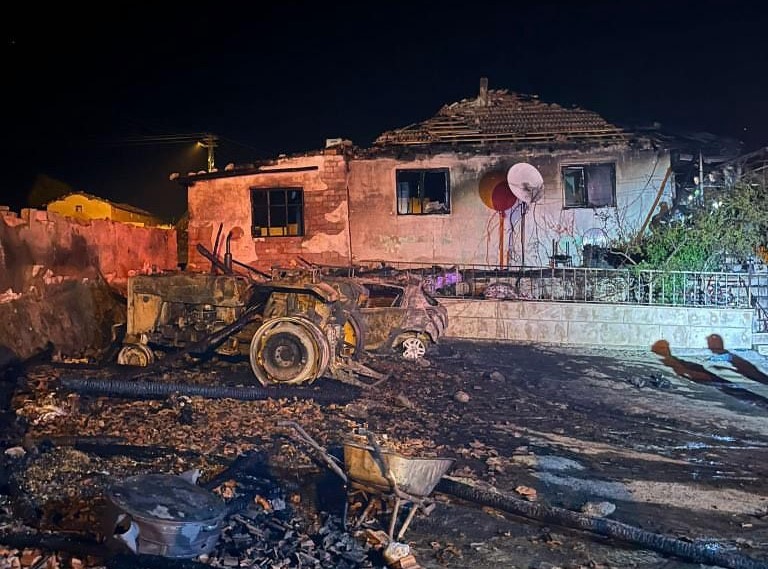 Amasya’da evin garajında çıkan yangında otomobil ve traktör kullanılmaz hale geldi