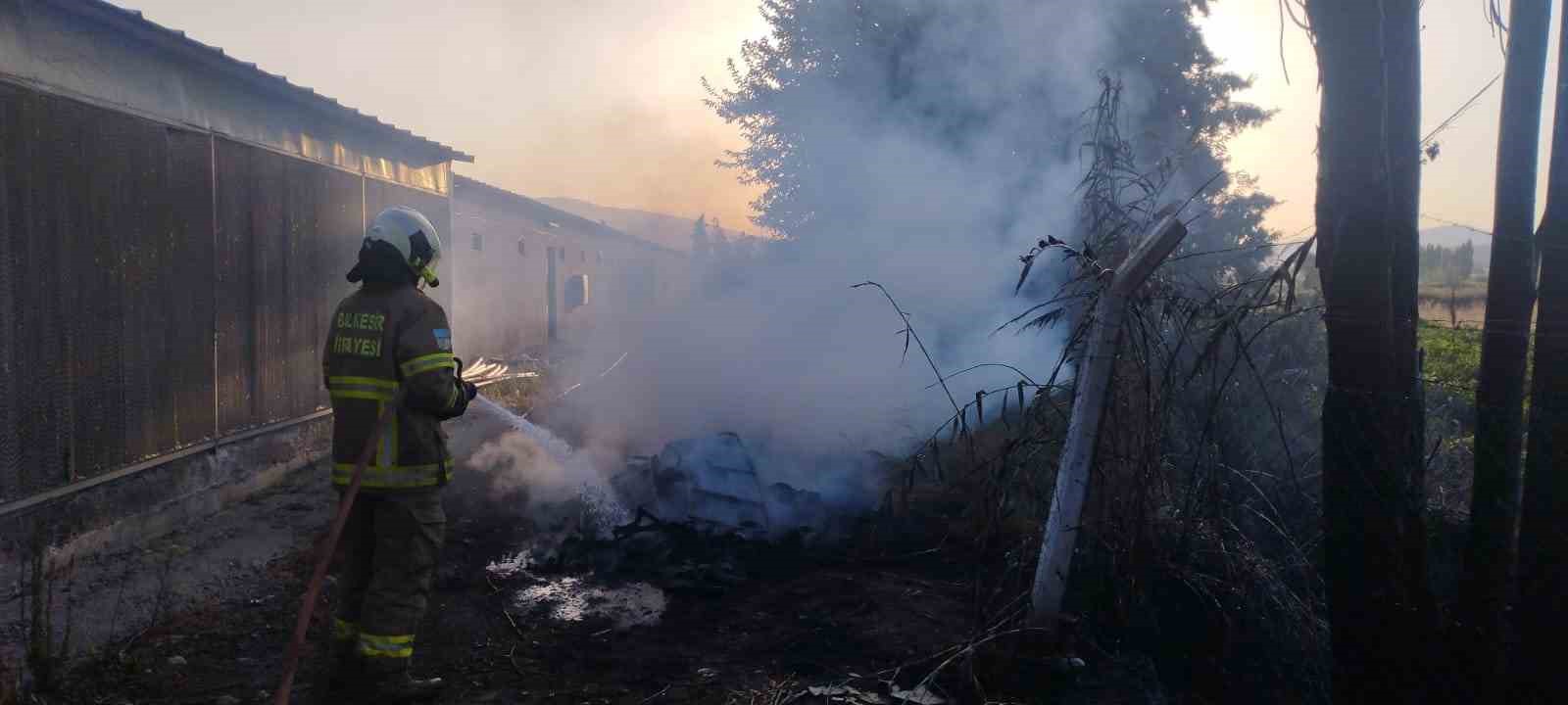 Çöp yangını depodaki tüplere sıçramadan söndürüldü