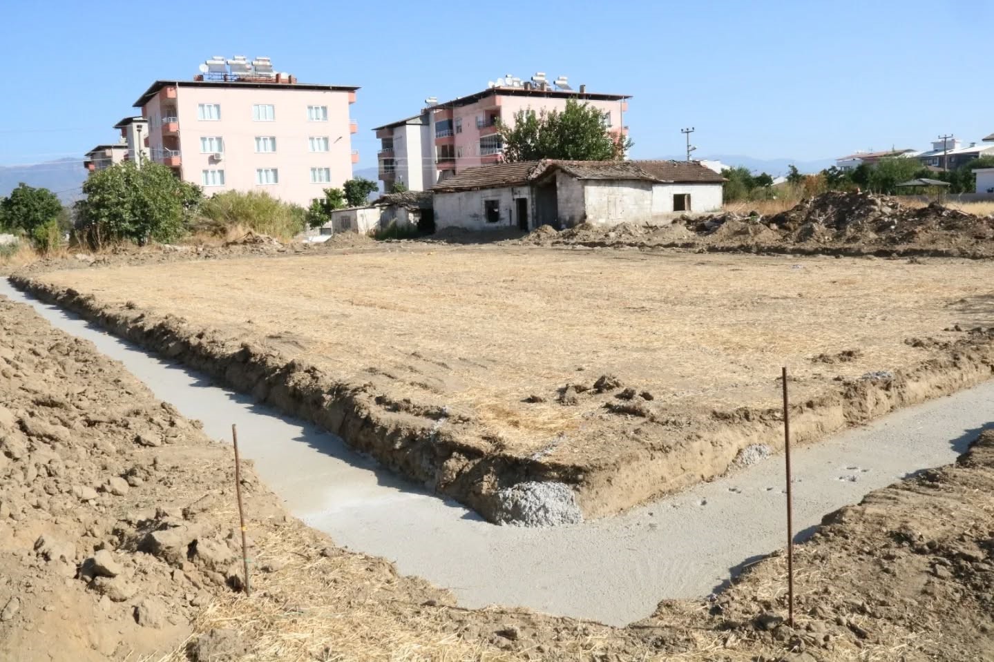 Başkan Ercan, halı saha yapımına başladıklarını duyurdu