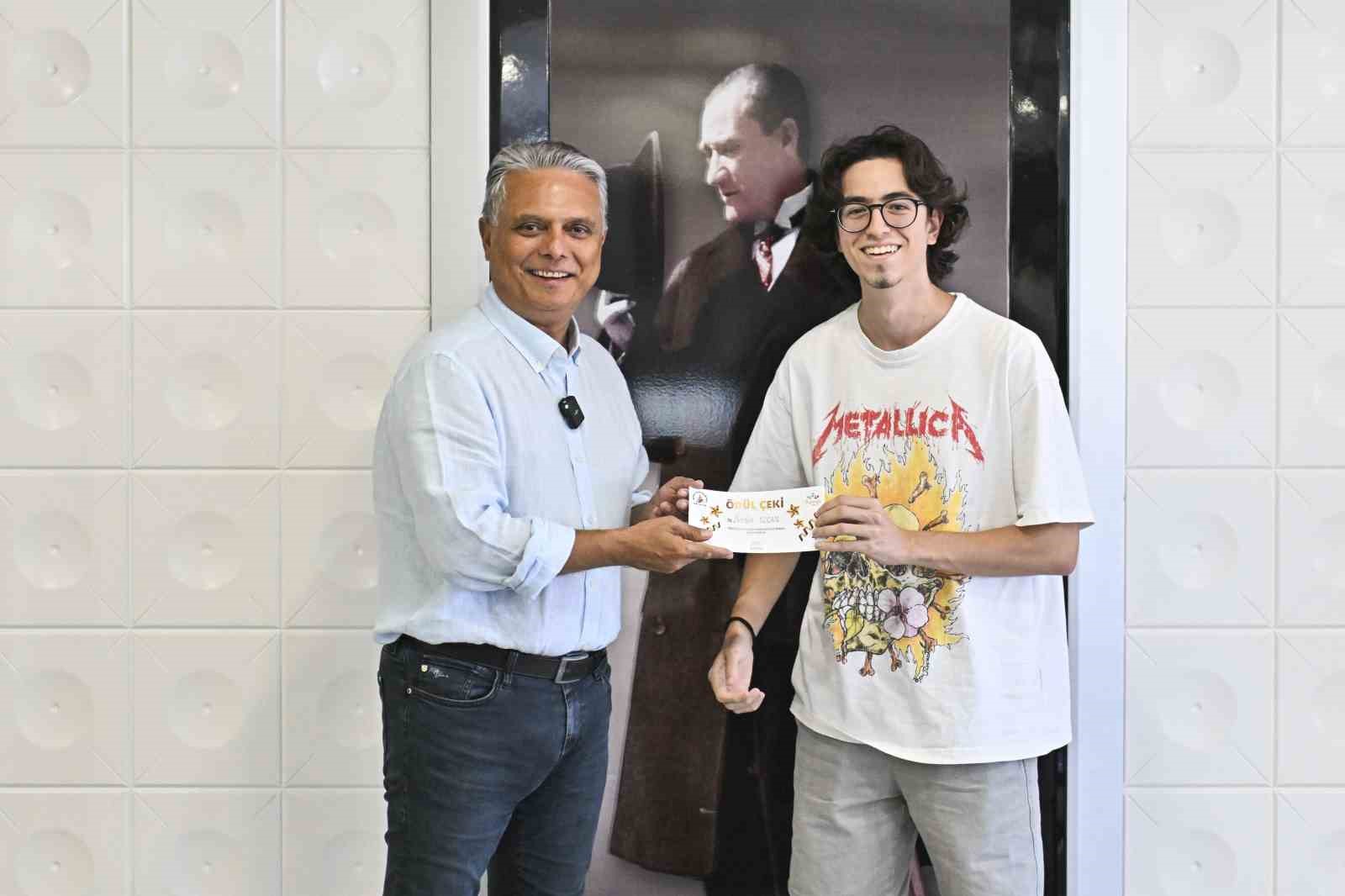 YKS’de başarılı olan MURGEM’in öğrencileri ödüllendirdi