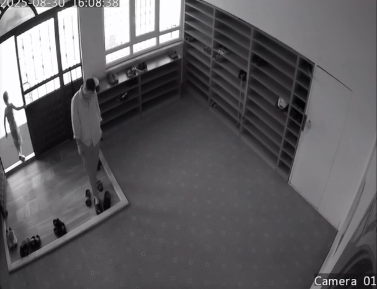 Camide terlik hırsızlığı güvenlik kamerasına yansıdı