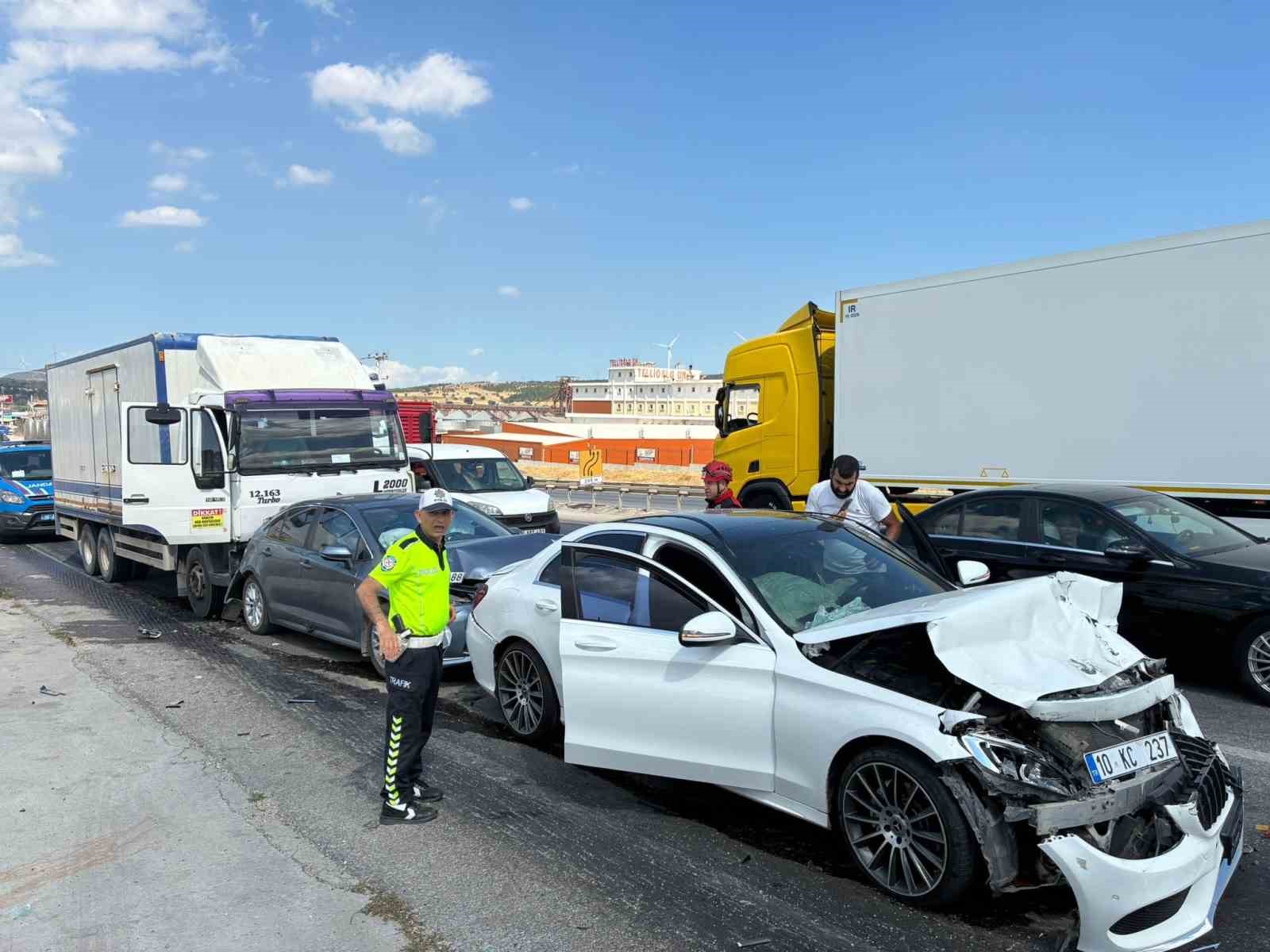 Balıkesir’de 4 araç zincirleme trafik kazası yaptı