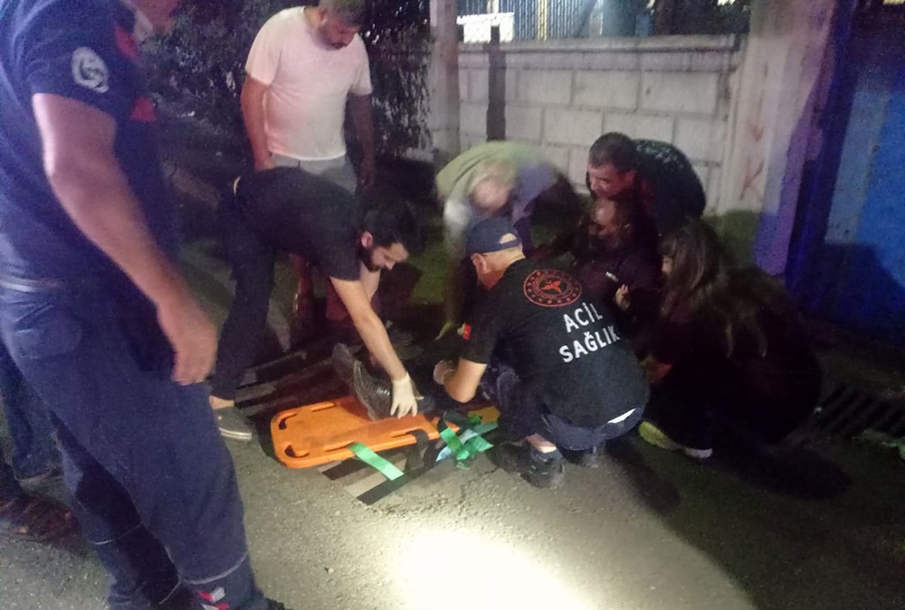 Ayağı mazgala sıkışan vatandaş kurtarıldı