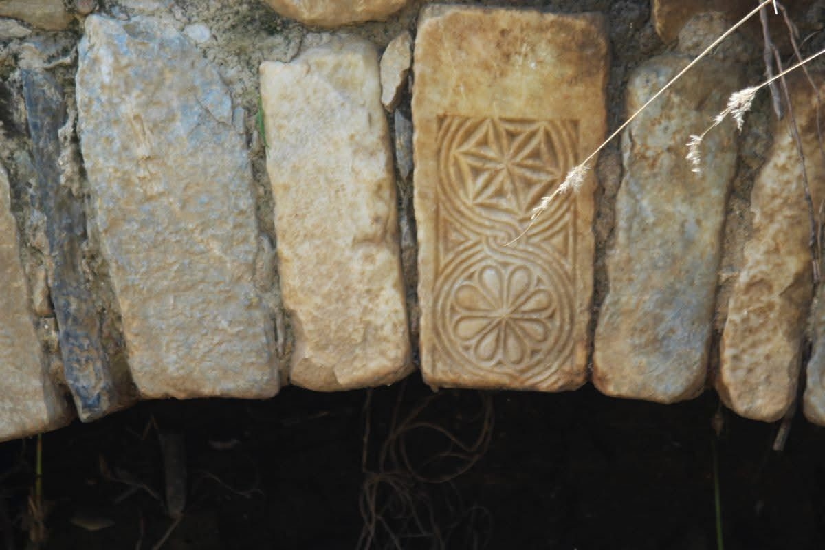 Taşköprü temizliğinde tarihi sütun parçası bulundu