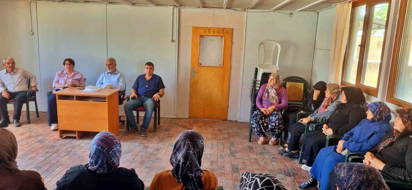 Aslanapa’da kadın çiftçilere kooperatif anlatıldı