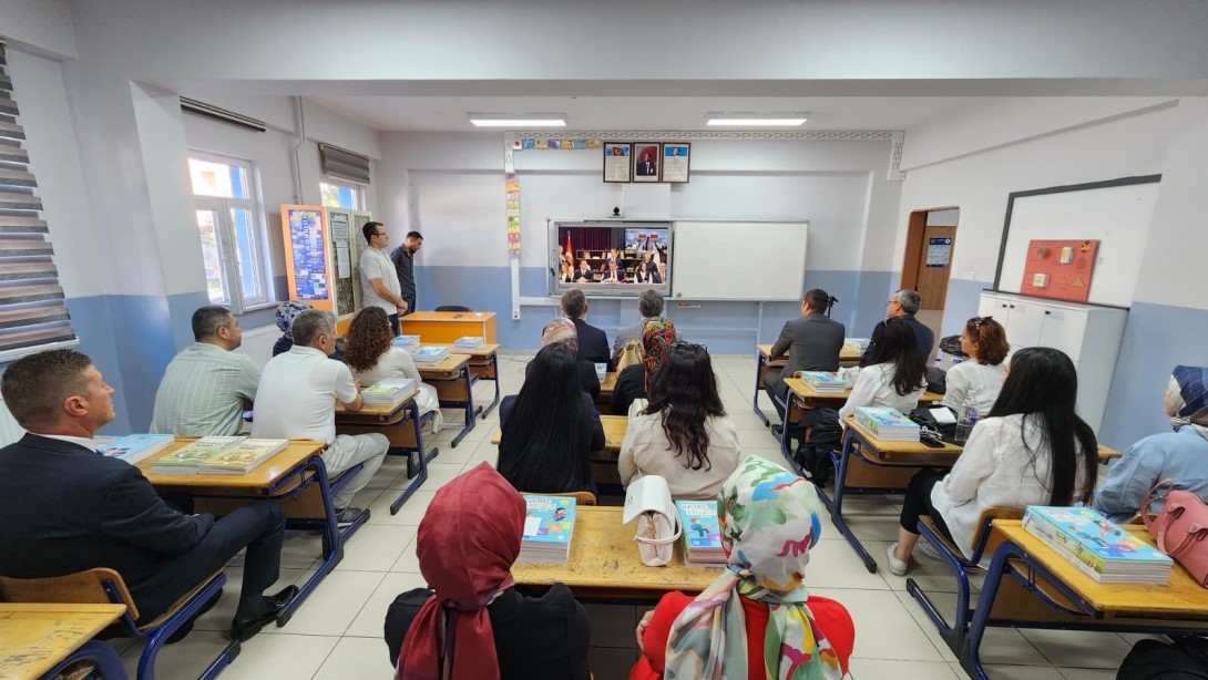Müdür Yılmaz ve öğretmenler, Bakan Tekin’in canlı yayınını takip etti
