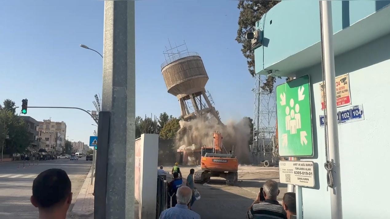 Şanlıurfa’da evlenmek ya da iş isteyenlerin çıktığı yarım asırlık su kulesi yıkıldı