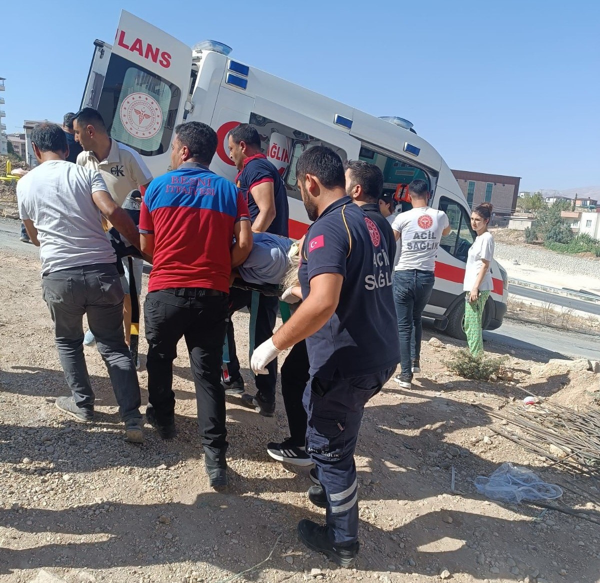 Otomobil inşaat boşluğuna düştü: 1 yaralı