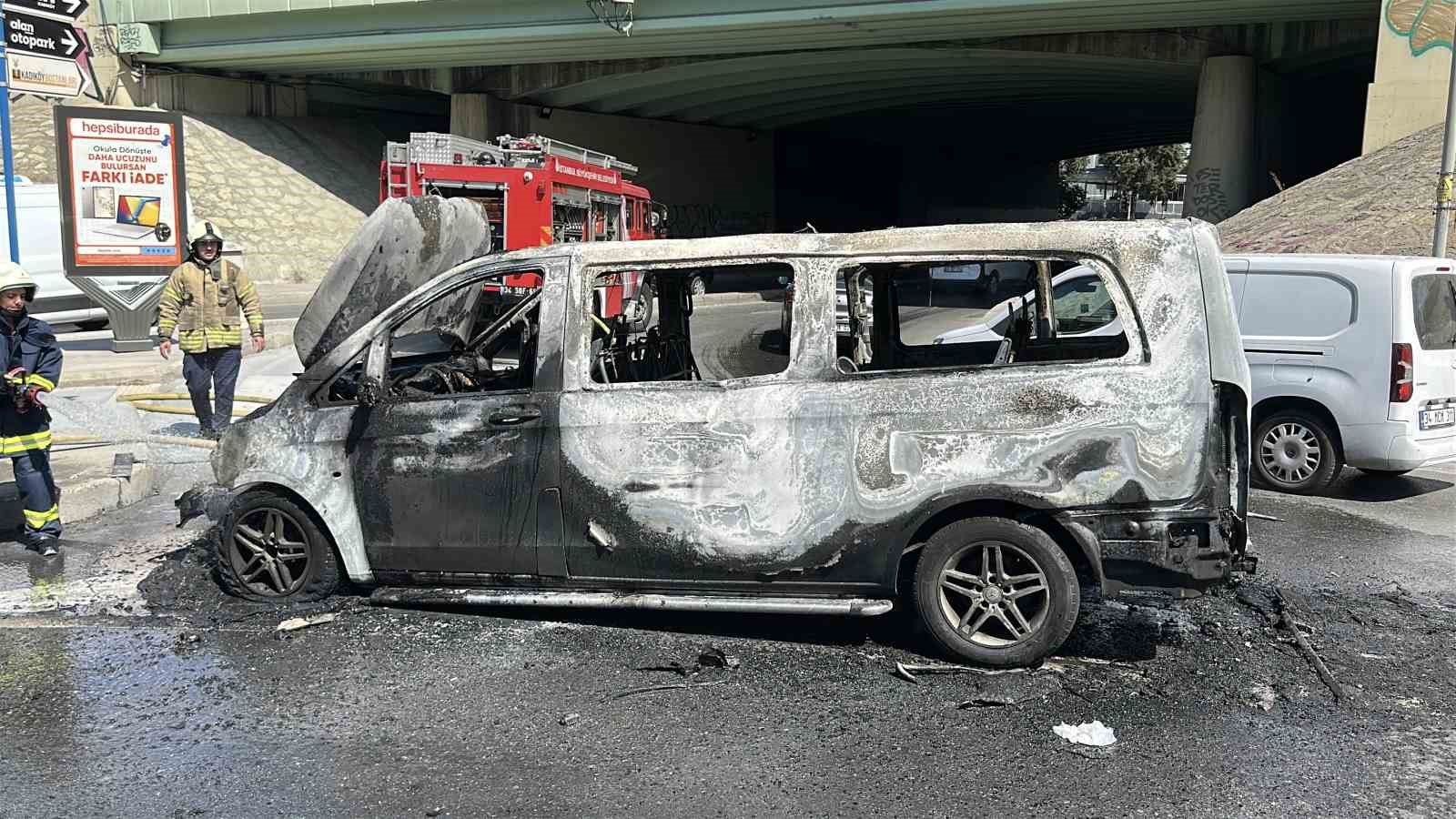 Üsküdar’da seyir halindeki panelvan tipi araç alev topuna döndü