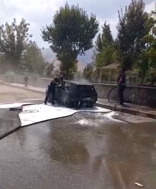 Muş’ta park halindeki otomobil alev aldı