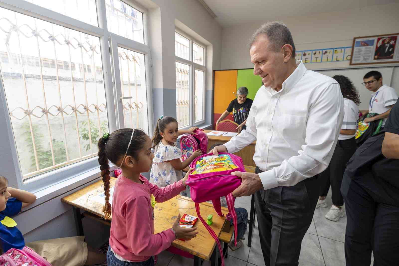 Mersin’de 1. sınıf öğrencilerine çanta ve kırtasiye seti