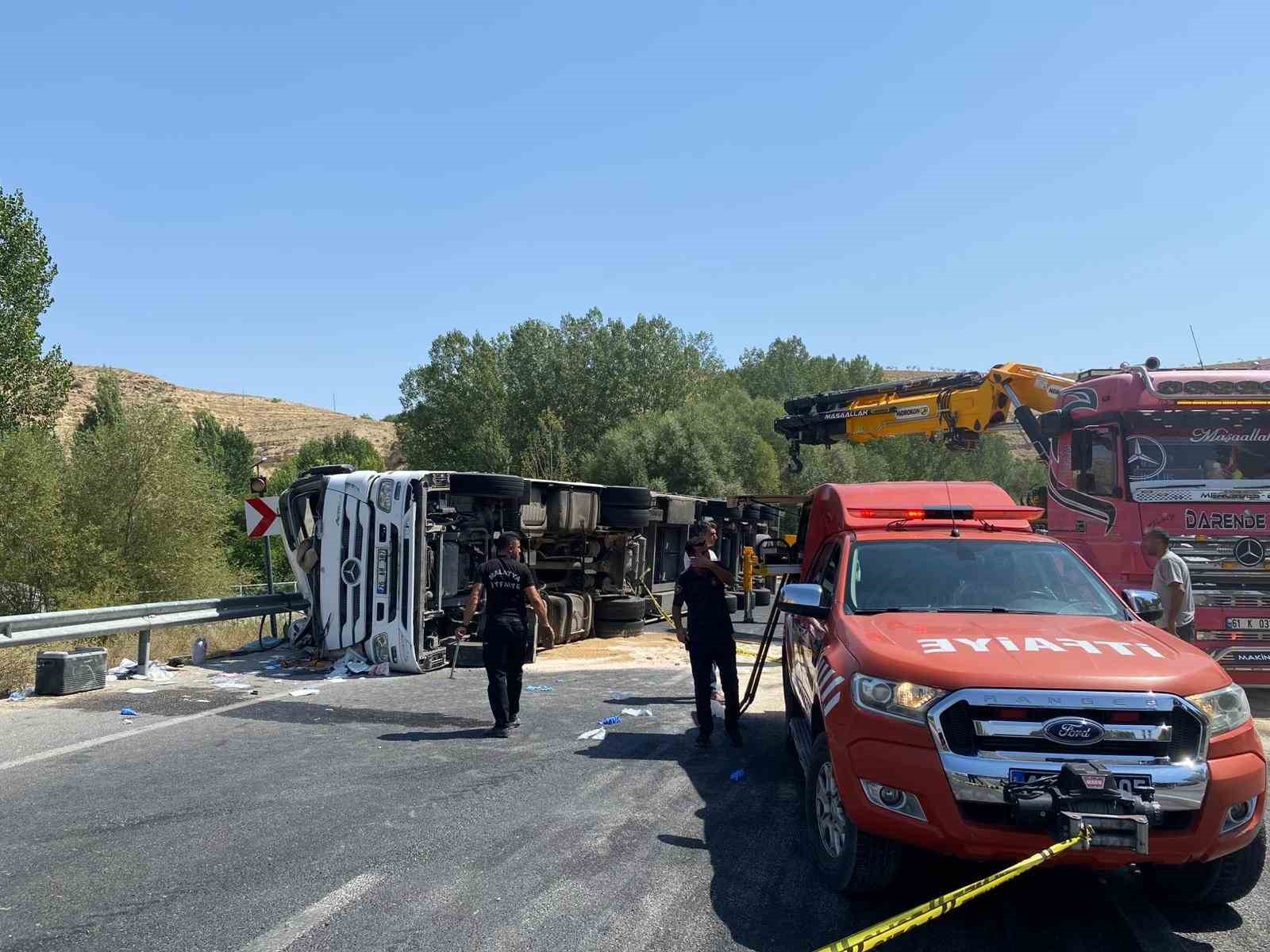 Malatya’daki kazada yaralanan tır sürücüsü hayatını kaybetti
