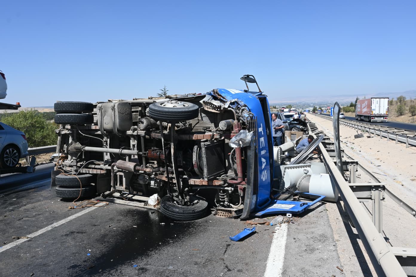 Otomobilin çarptığı trafo yüklü kamyon devrildi: 2 yaralı