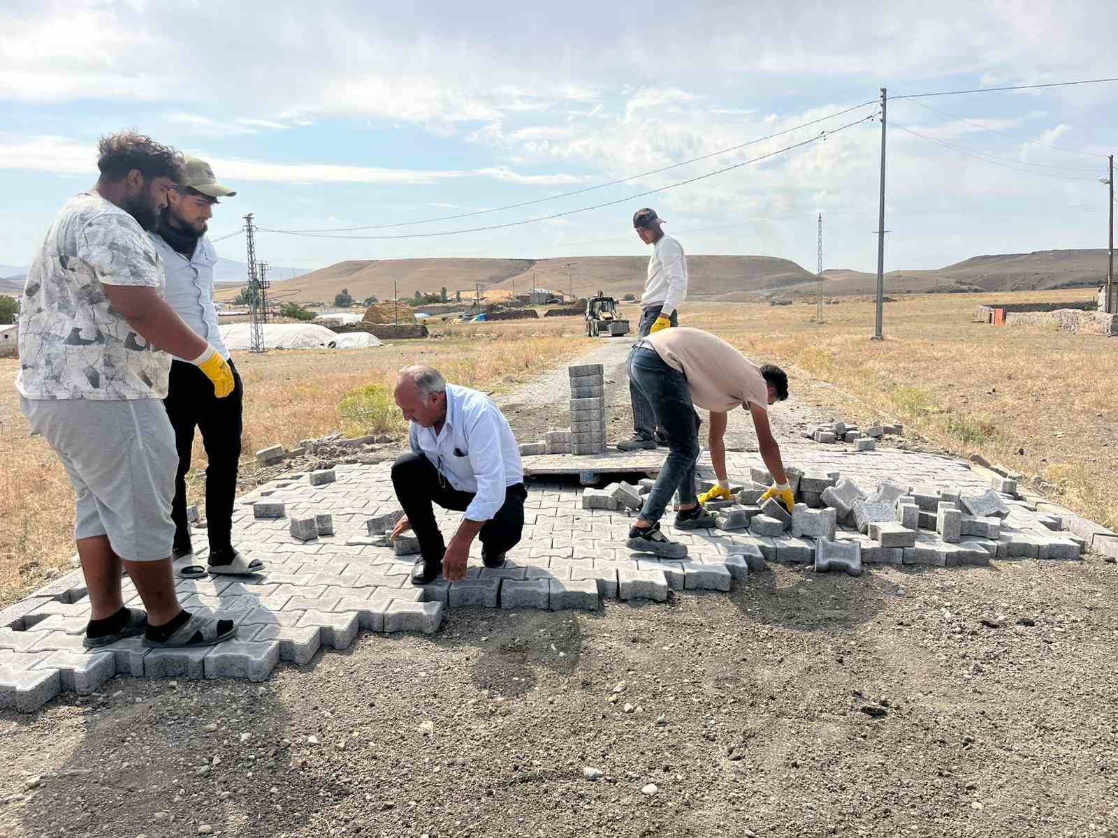 Akyaka’da köy içi yollar kilit parke taş döşeniyor
