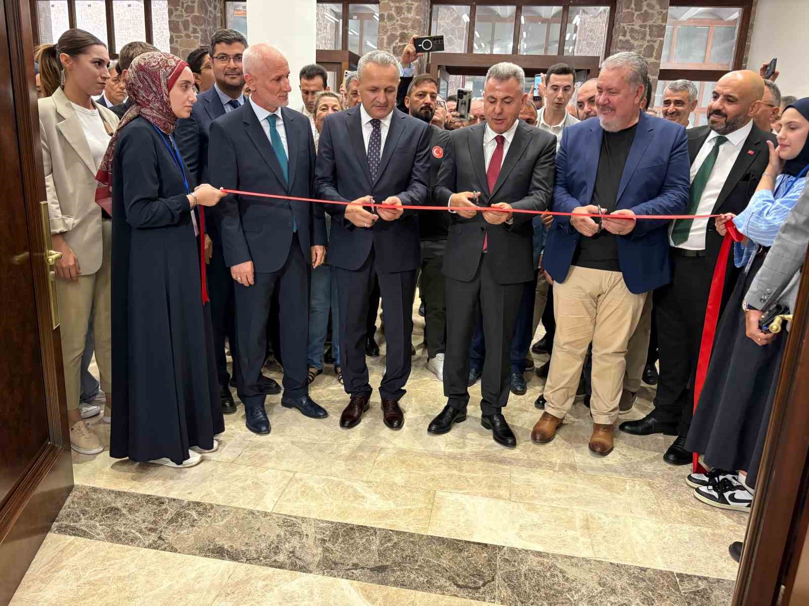 Kutsal emanetler İzmir’de ziyarete açıldı