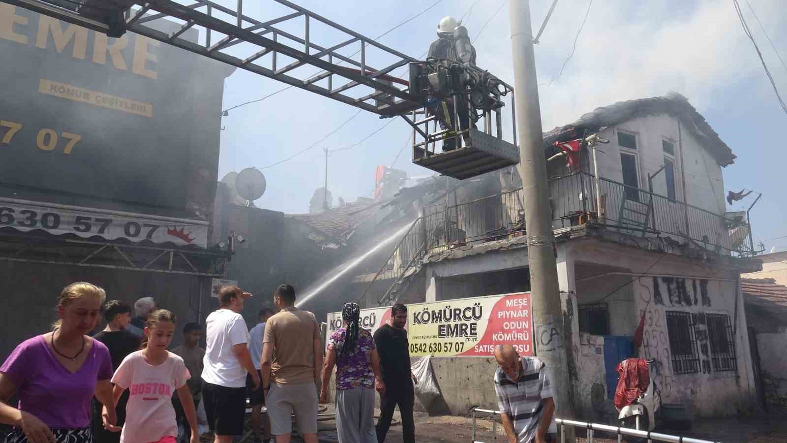 Kıbrıs gazisi, yeğeninin yaktığı evden sadece zarar görmeyen Türk Bayrağını alabildi