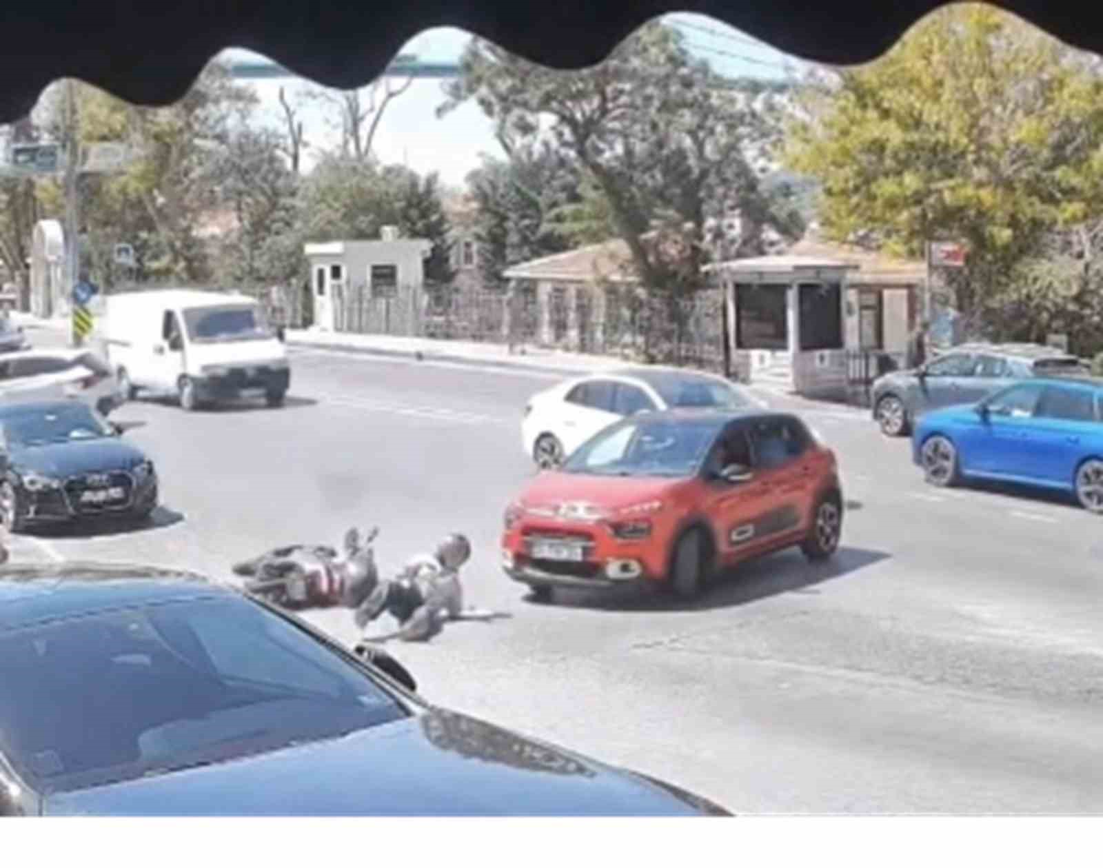 Üsküdar’da aynı noktada peş peşe kazalar kameraya yansıdı