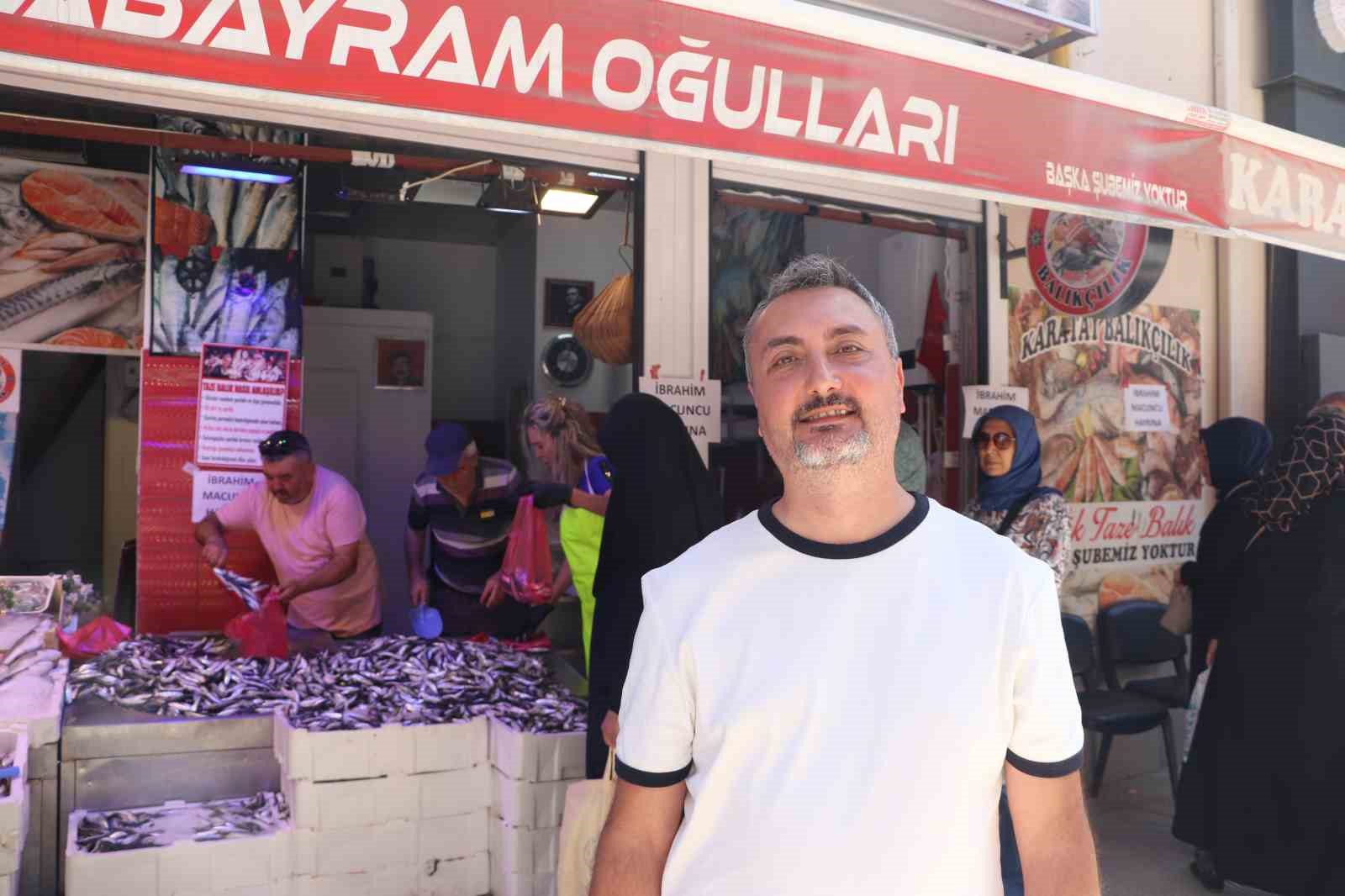 Kandilde bu sefer lokma yerine 1 ton hamsi ücretsiz dağıtıldı