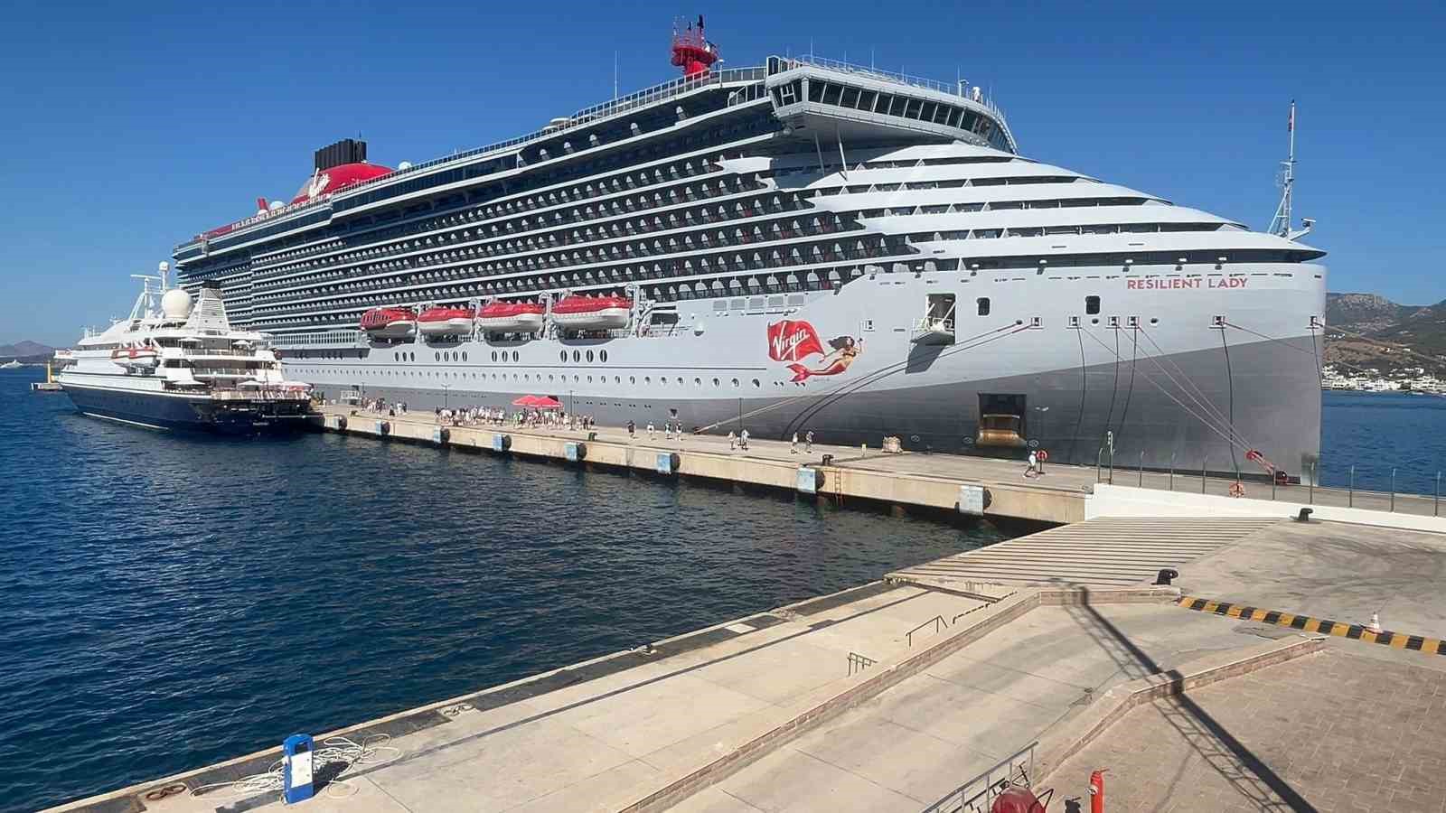 Bodrum’a 2 gemi birden geldi