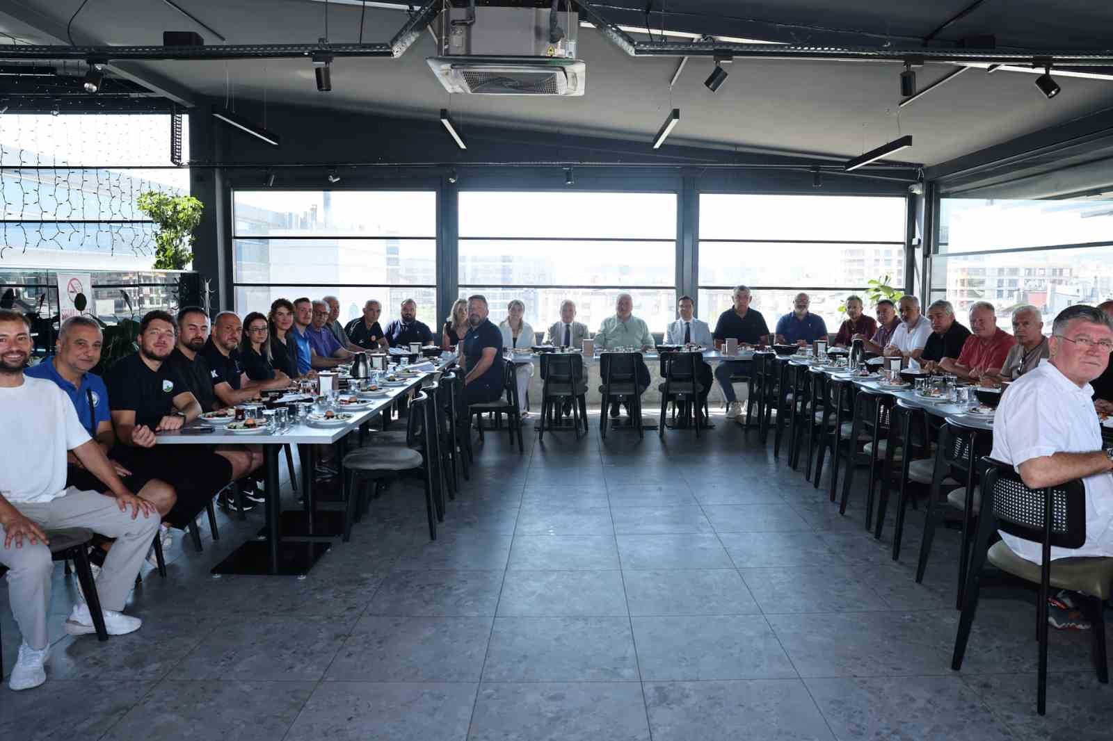 Nilüfer Belediyespor Kulübü Bursa voleyboluna yön verenlerle buluştu