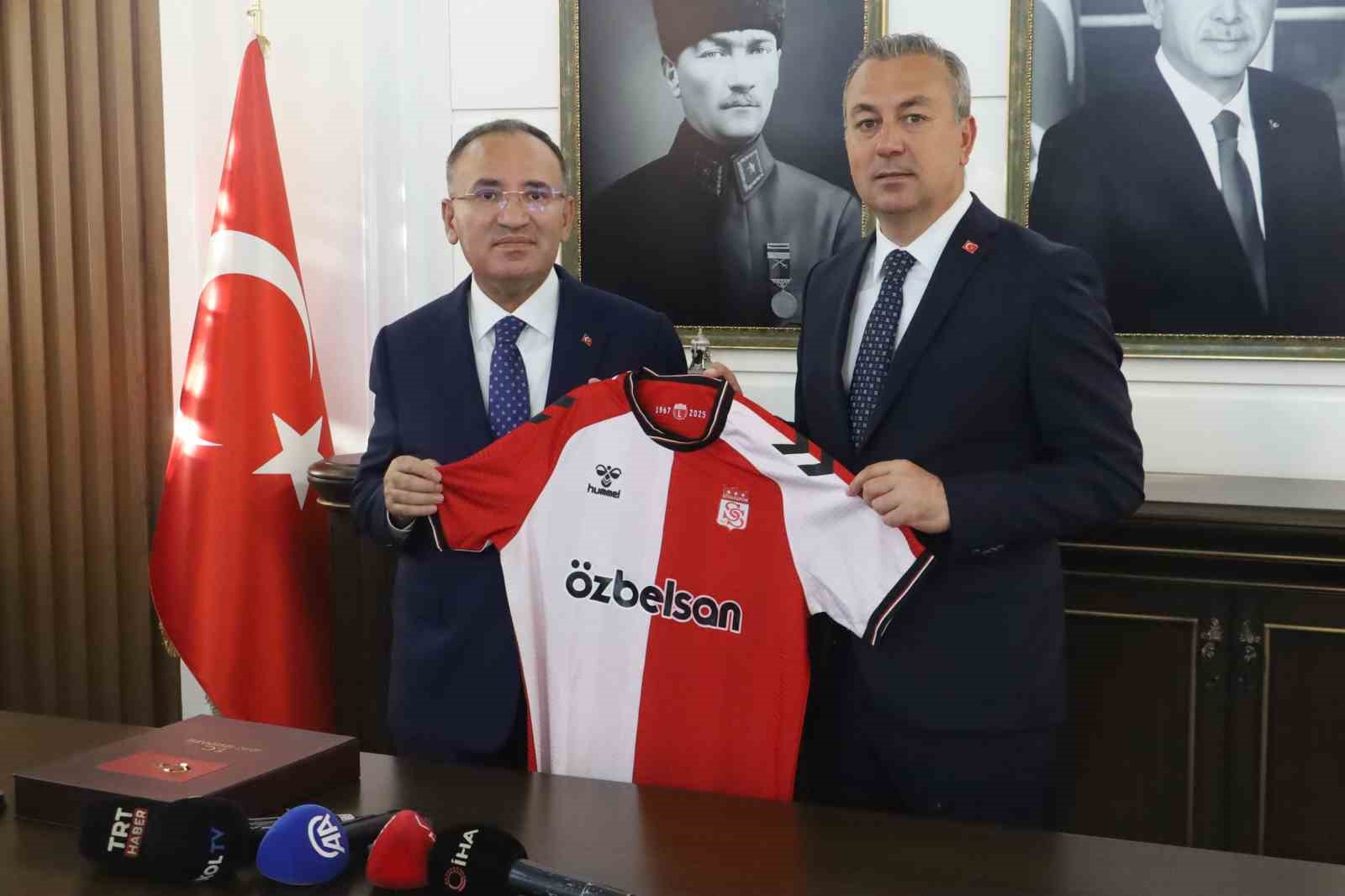 Başkan Uzun’dan TBMM Başkanvekili Bozdağ’a Sivasspor forması