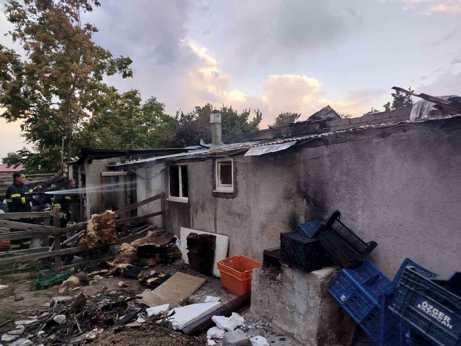 Odunlukta çıkan yangın itfaiyenin müdahalesiyle söndürüldü