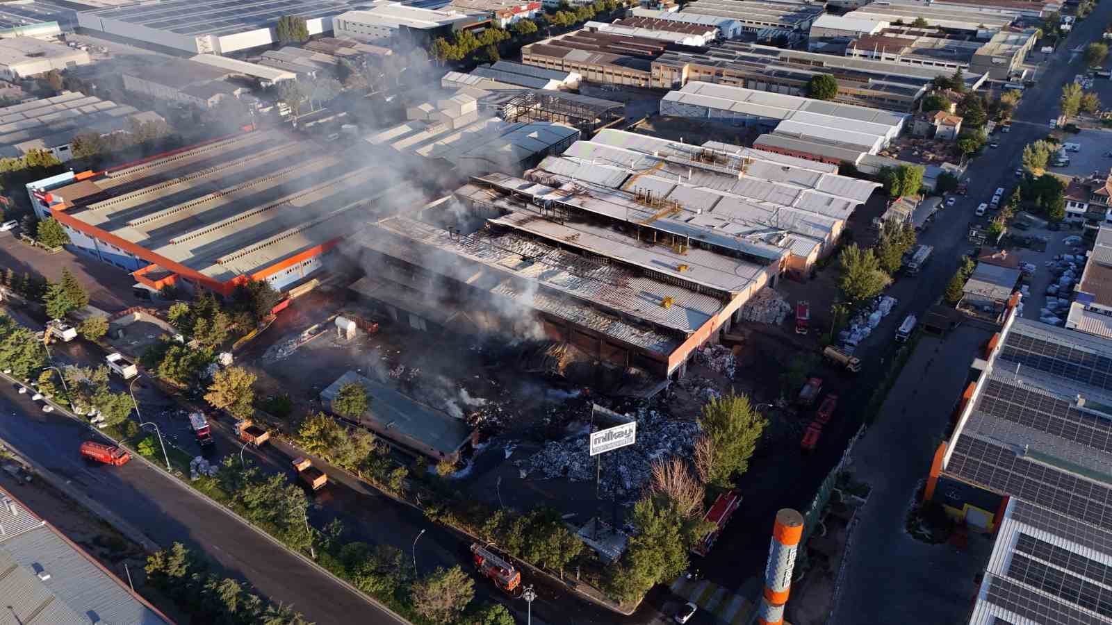 Kayseri’deki fabrika yangınına 94 araç 12 iş makinesi müdahale etti