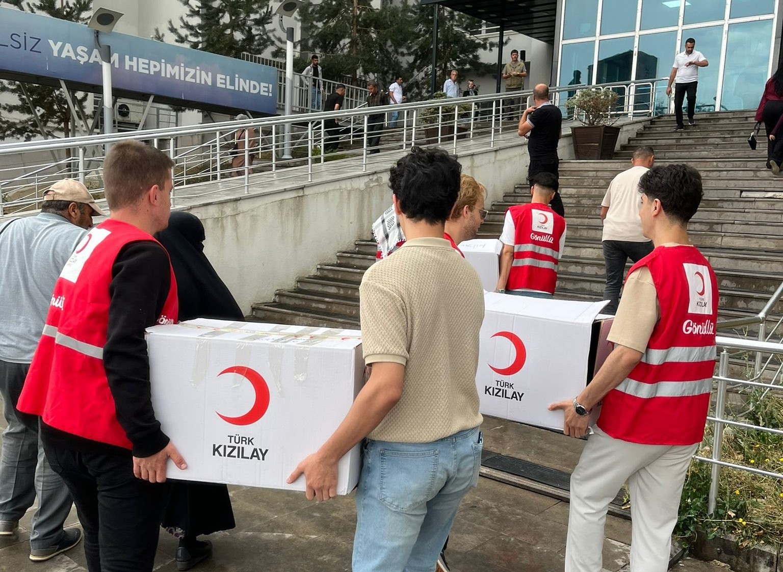 Kızılay Palandöken Şubesi gönülleri kazanıyor