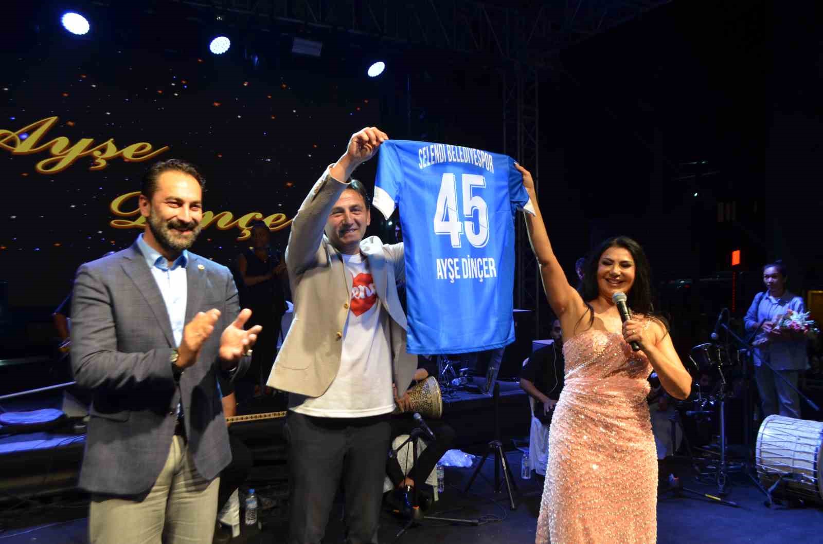 Ayşe Dinçer, Selendi’de binlerce vatandaşı coşturdu