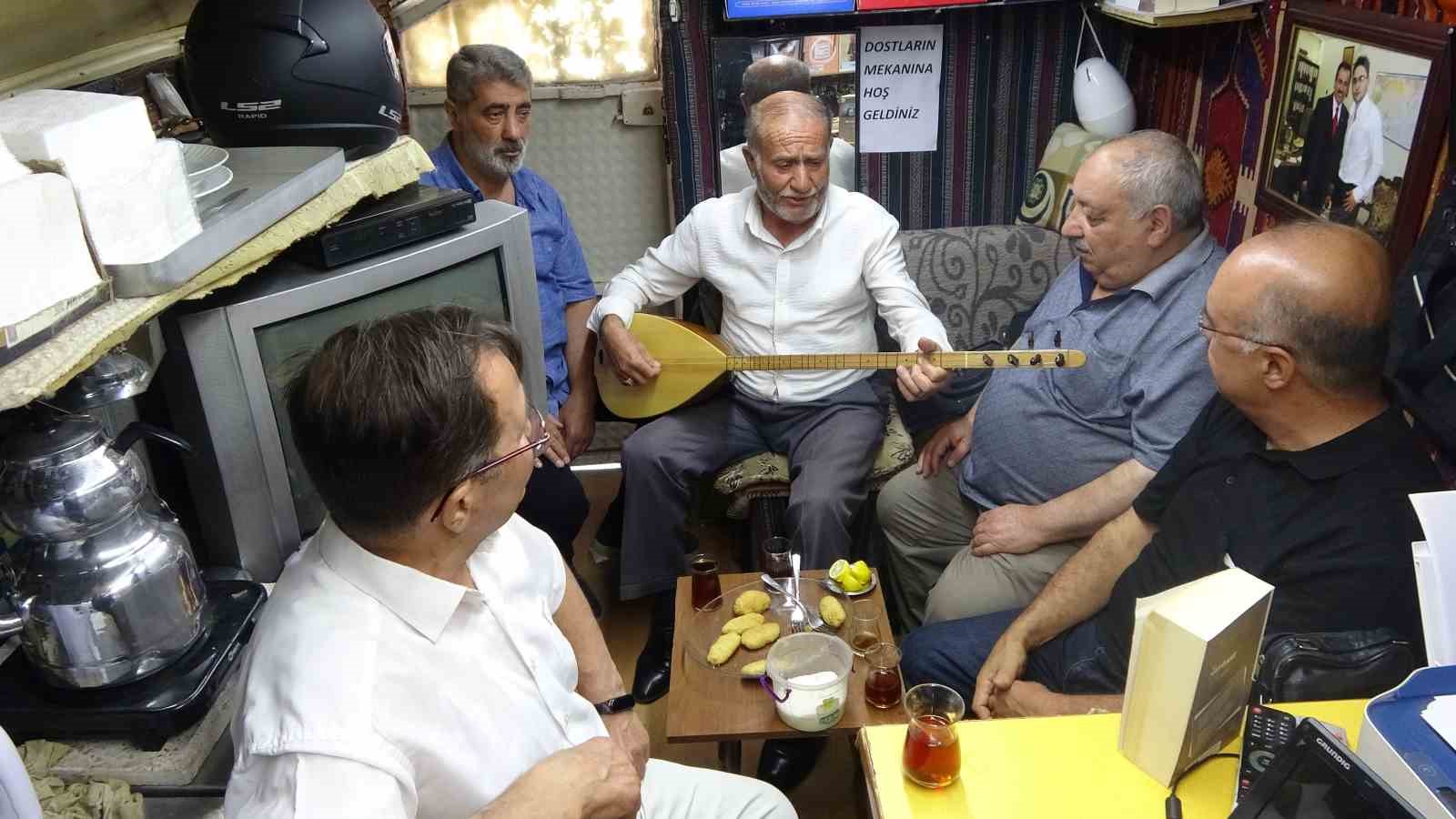 4 metrekarelik garaj, sanatseverlerin buluşma noktası oldu