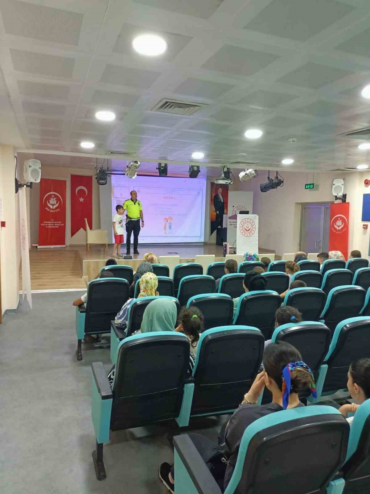 Diyarbakır’da trafik polislerinden öğrencilere trafik eğitimi