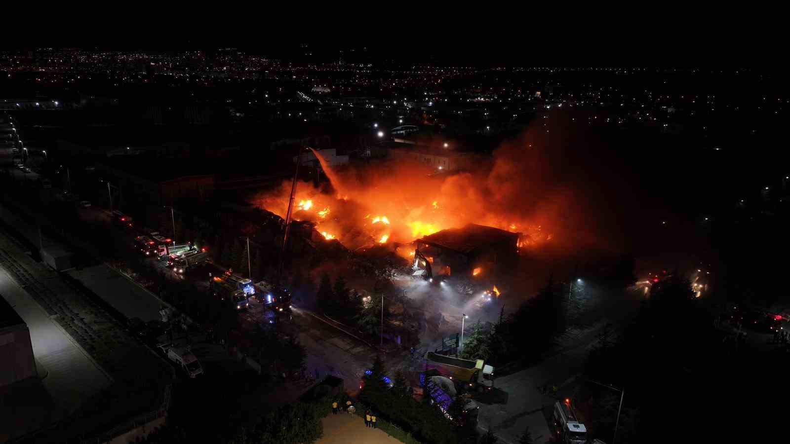 Niğde’deki fabrika yangınını söndürme çalışmaları sürüyor