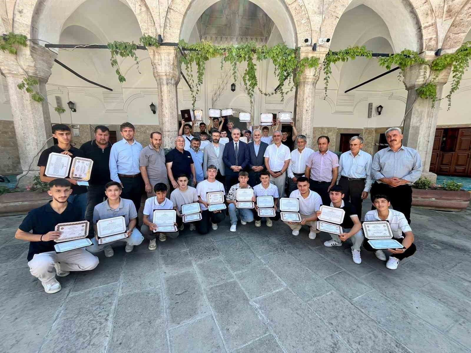 Büyükağa Kur’an Kursu’nda genç hafızlar belgelerine kavuştu