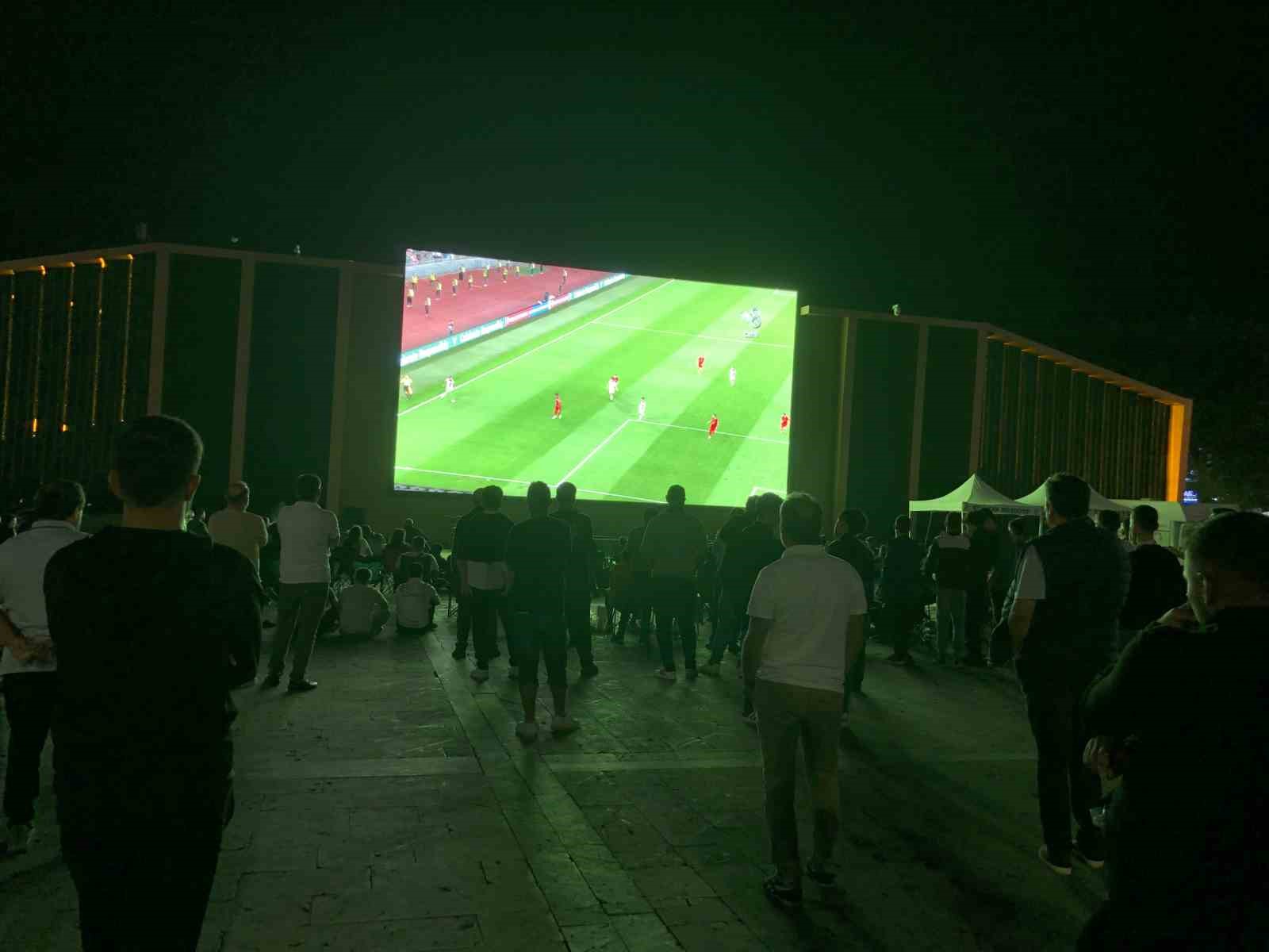 Erzincanlılar, A Milli Takım’ın galibiyet sevincini meydanda yaşadı