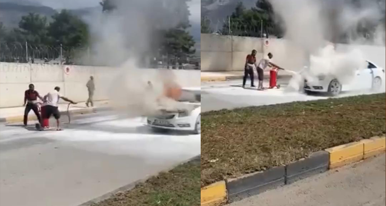 Hatay’da seyir halindeki araç alev aldı