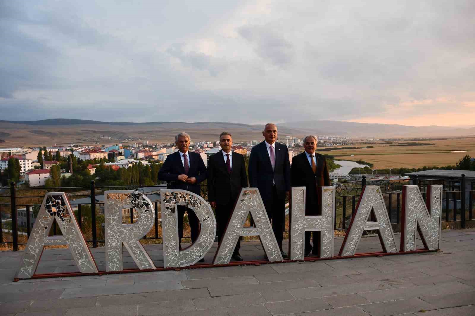 Kültür ve Turizm Bakanı Ersoy, tarihi Ardahan kalesinde inceleme yaptı