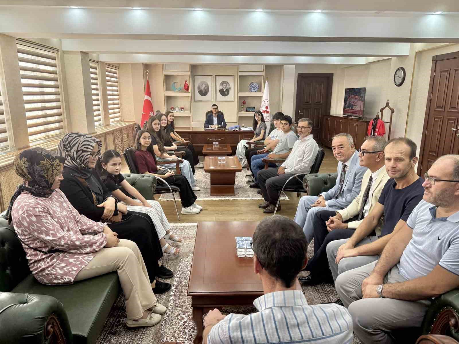 Şaphane Kaymakamı Çelik, başarılı öğrencilerle bir araya geldi