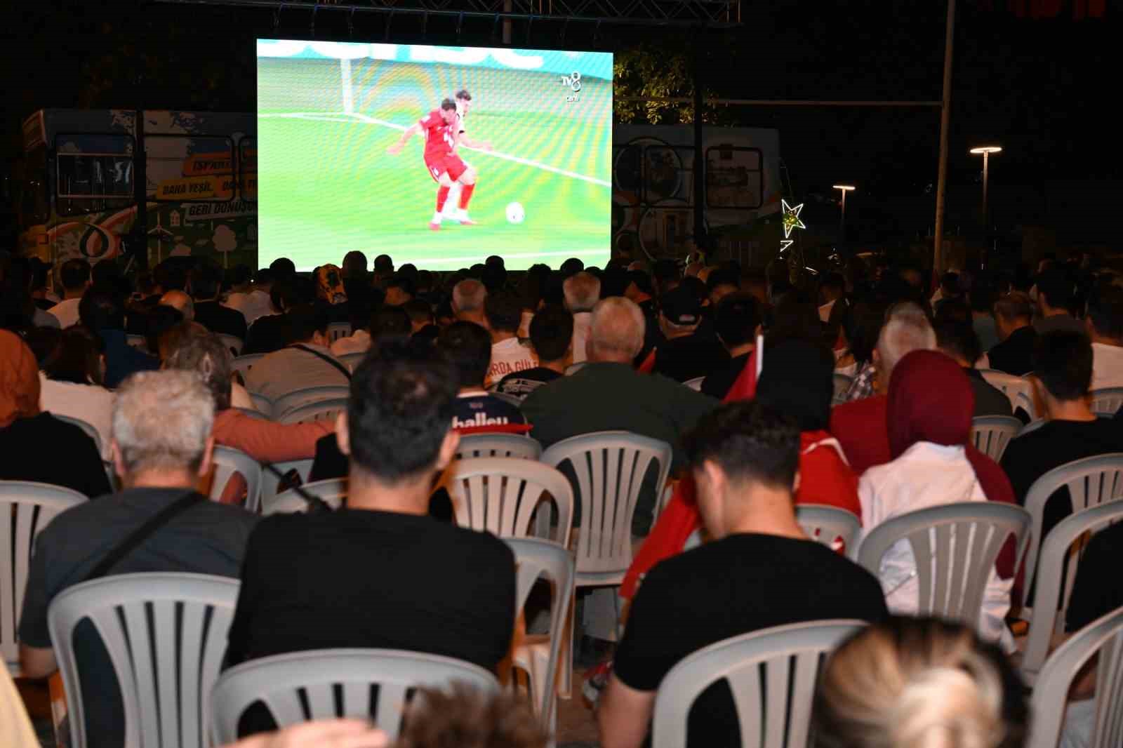 Isparta’da milli maç coşkusu meydanı doldurdu